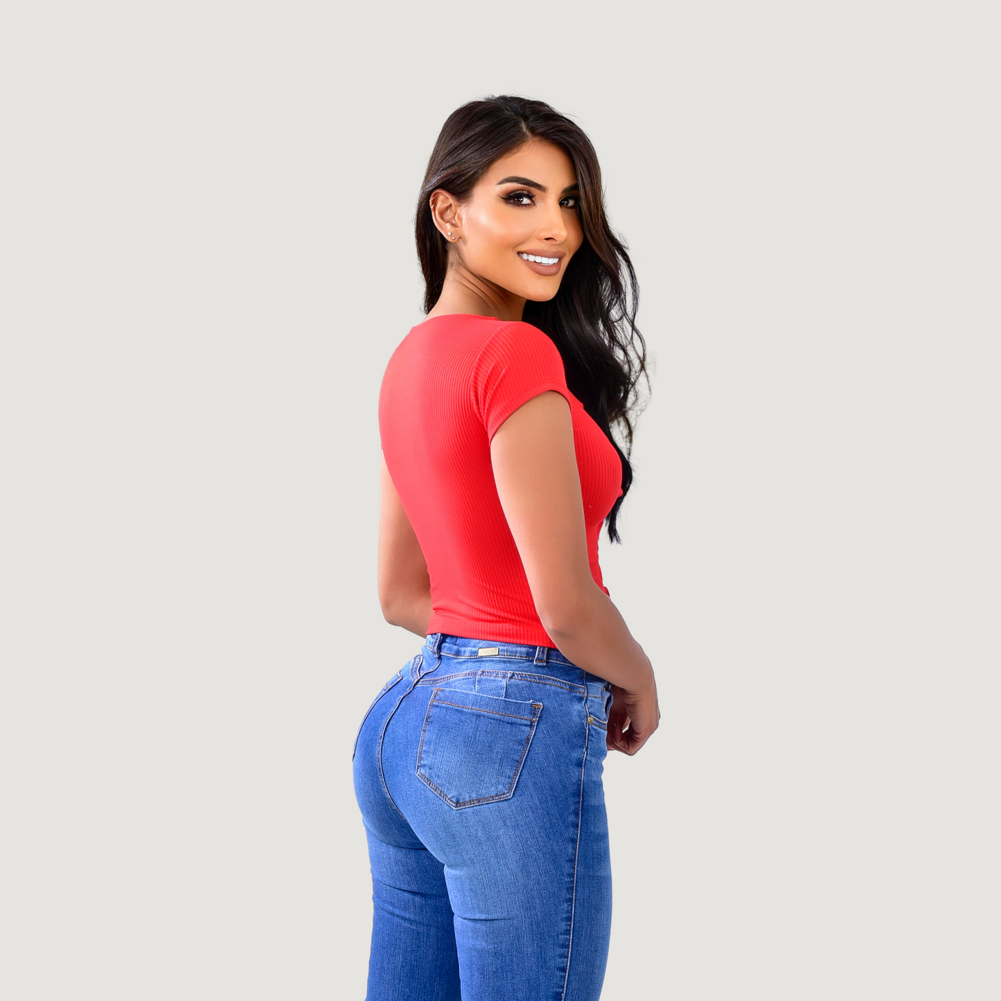 Top corto cruzado con escote con cordones