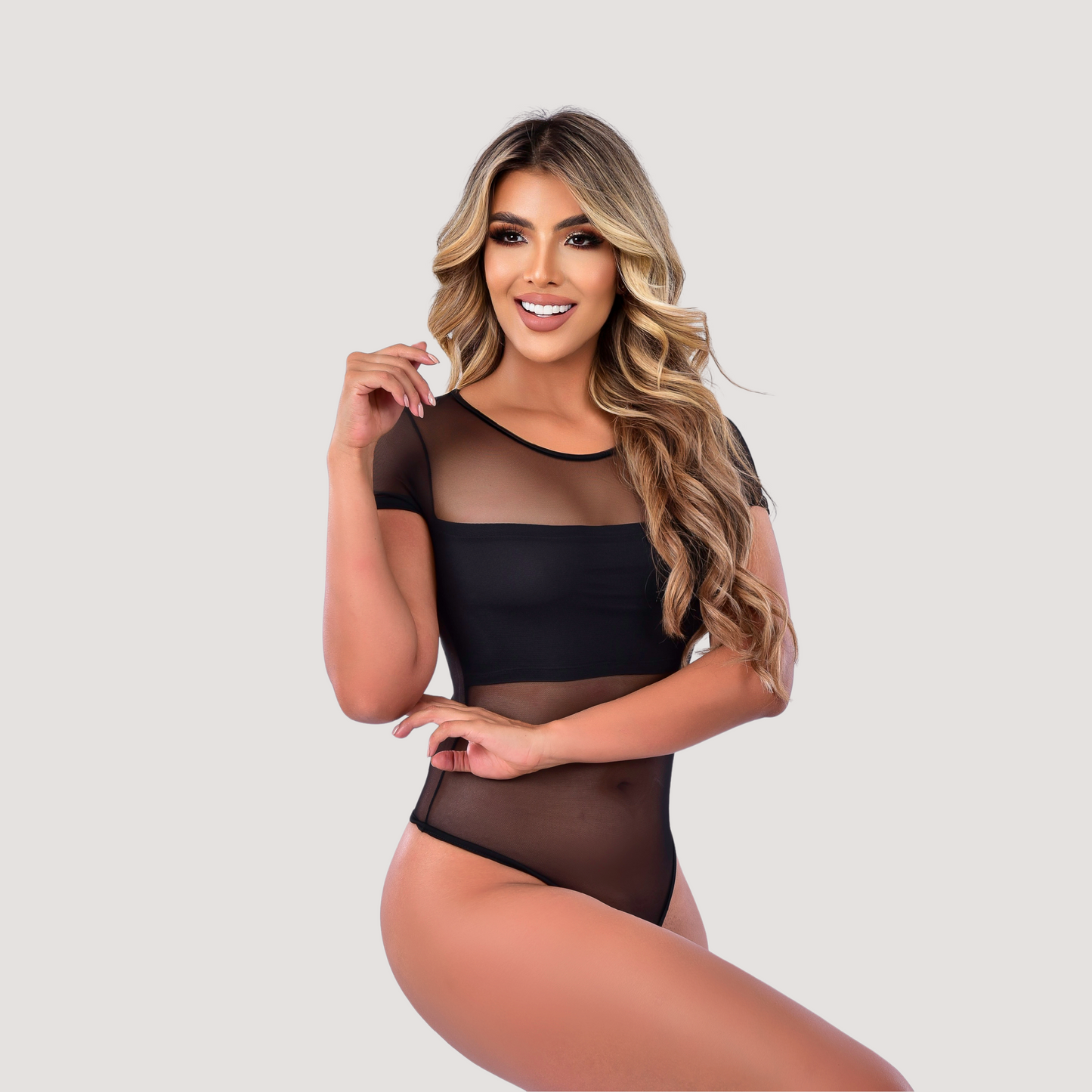 Body transparente con un elegante look de malla